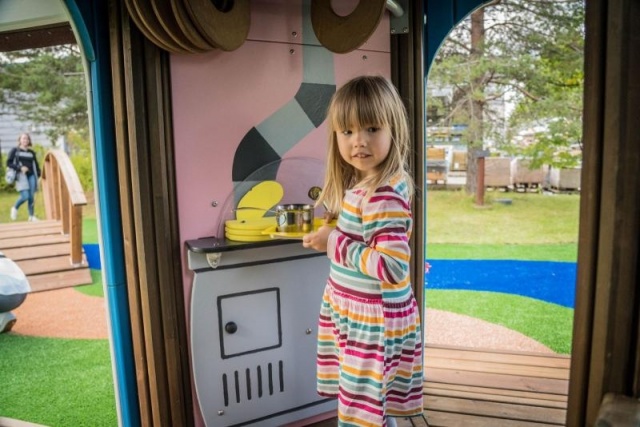 Parco giochi - Lappset -  la casa dei Moomins da dentro torre gigante su prato con bambini - Parco divertimenti Moomins in parco pubblico con bambini
