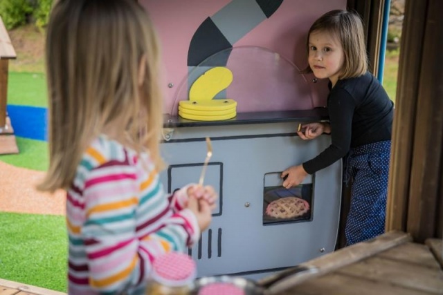 Parco giochi - Lappset -  la casa dei Moomins da dentro torre gigante su prato con bambini - Parco divertimenti Moomins in parco pubblico con bambini