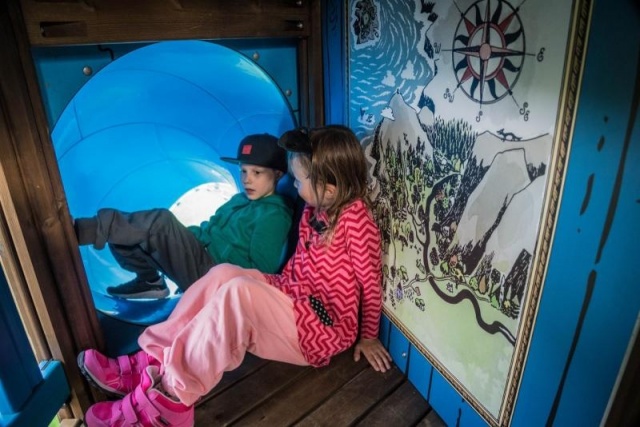 Spielplatz - Lappset - Moomins gigantisches Spielhaus von innen mit Kindern – Freizeitpark Moomins in öffentlichem Park mit Kindern