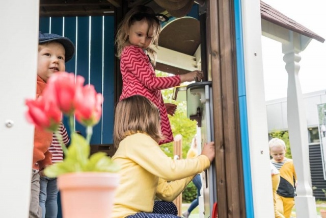 Spielplatz - Lappset - Moomins gigantisches Spielhaus von innen mit Kindern – Freizeitpark Moomins in öffentlichem Park mit Kindern