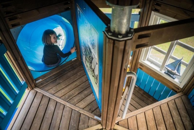 Spielplatz - Lappset - Moomins gigantisches Spielhaus von innen mit Kindern – Freizeitpark Moomins in öffentlichem Park mit Kindern