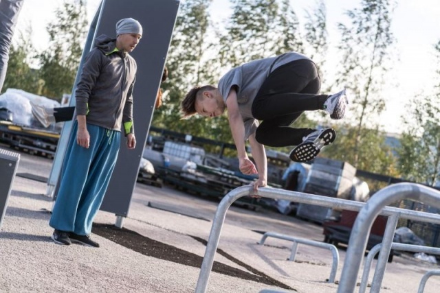 Dash Parkour - Lappset - euroform w - Männer  bei Parkourlauf - freerunning - parkour durch die Stadt