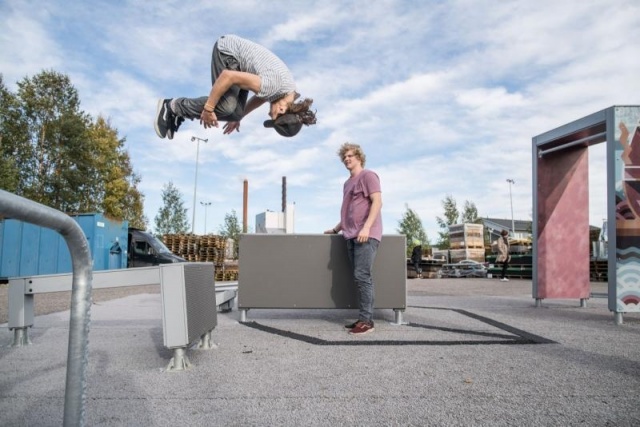 Dash Parkour - Lappset - euroform w - Männer  bei Parkourlauf - freerunning - parkour durch die Stadt