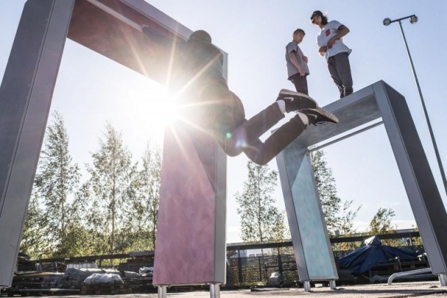 Dash Parkour - Lappset - euroform w - Männer  bei Parkourlauf - freerunning - parkour durch die Stadt