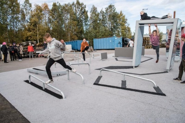 Dash Parkour - Lappset - euroform w - Männer  bei Parkourlauf - freerunning - parkour durch die Stadt