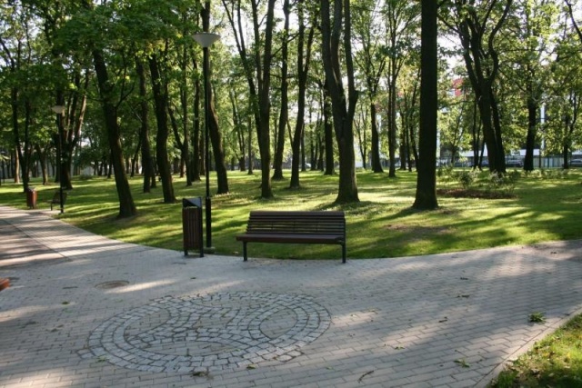 euroform w - Street furniture - Park bench wood in green city park - Wooden bench in park in Tallinn - Contour 325/22