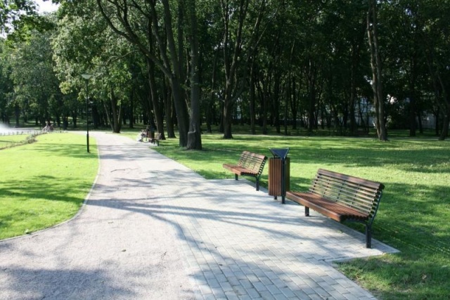euroform w - Street furniture - Park bench wood in green city park - Wooden bench in park in Tallinn - Contour 325/22