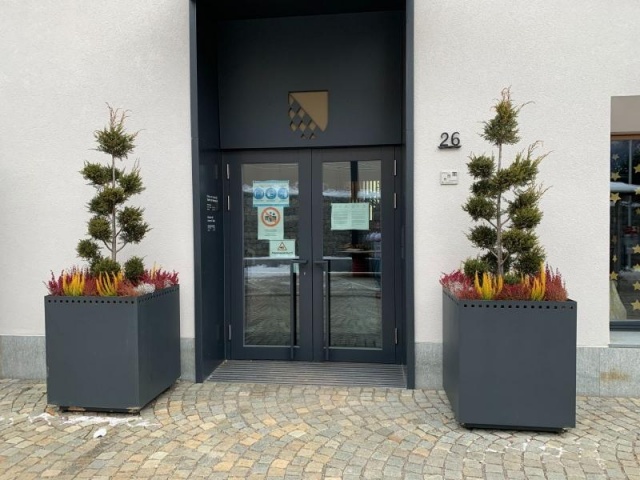 euroform w - Stadtmobiliar - große Pflanzschale aus Metall auf Dorfplatz - riesige Pflanzschale mit Blumen und Baum in urbanem Raum - Pflanzschale aus Cortenstahl