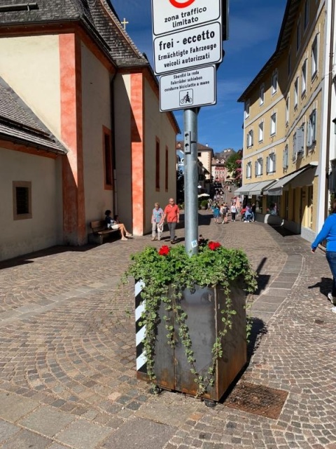 euroform w - arredo urbano - grande fioriera in metallo sulla piazza municipale - enorme fioriera con fiori e albero nello spazio urbano - fioriera in acciaio corten