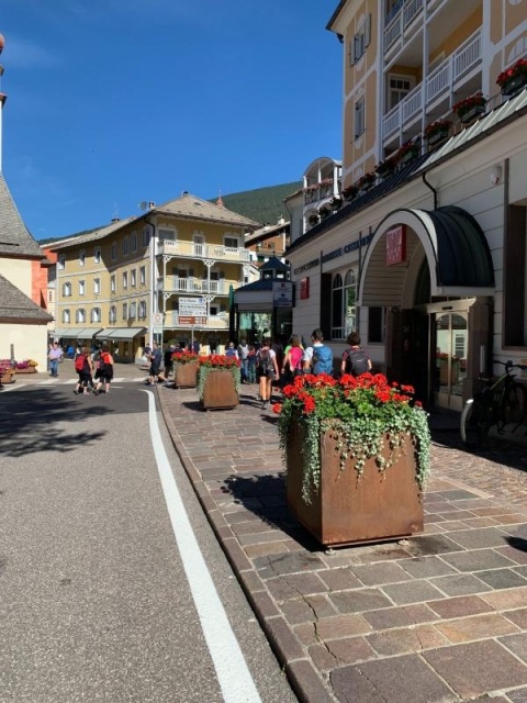 euroform w - Stadtmobiliar - große Pflanzschale aus Metall auf Dorfplatz - riesige Pflanzschale mit Blumen und Baum in urbanem Raum - Pflanzschale aus Cortenstahl