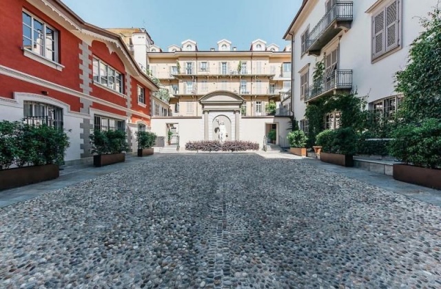 euroform w - arredo urbano - grande fioriera in metallo sulla piazza municipale - enorme fioriera con fiori e albero nello spazio urbano - fioriera in acciaio corten