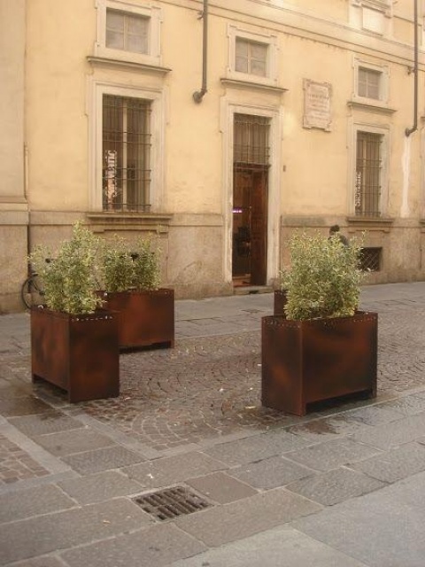 euroform w - Stadtmobiliar - große Pflanzschale aus Metall auf Dorfplatz - riesige Pflanzschale mit Blumen und Baum in urbanem Raum - Pflanzschale aus Cortenstahl