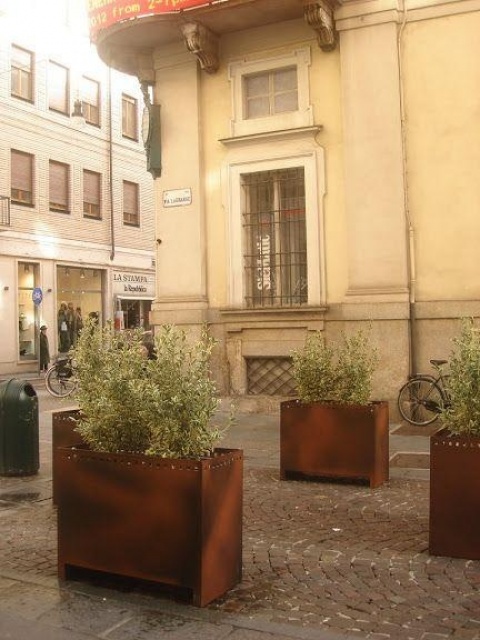 euroform w - Stadtmobiliar - große Pflanzschale aus Metall auf Dorfplatz - riesige Pflanzschale mit Blumen und Baum in urbanem Raum - Pflanzschale aus Cortenstahl