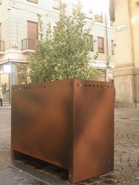 euroform w - Stadtmobiliar - große Pflanzschale aus Metall auf Dorfplatz - riesige Pflanzschale mit Blumen und Baum in urbanem Raum - Pflanzschale aus Cortenstahl