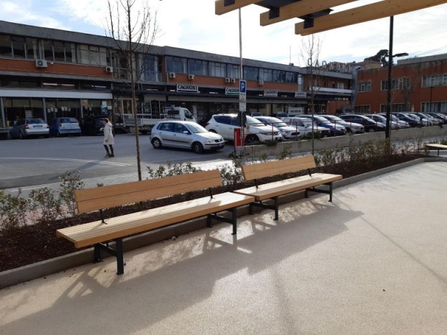 euroform w - Street furniture - Park bench wood in urban ambience - Park bench with backrest - Lineaflex