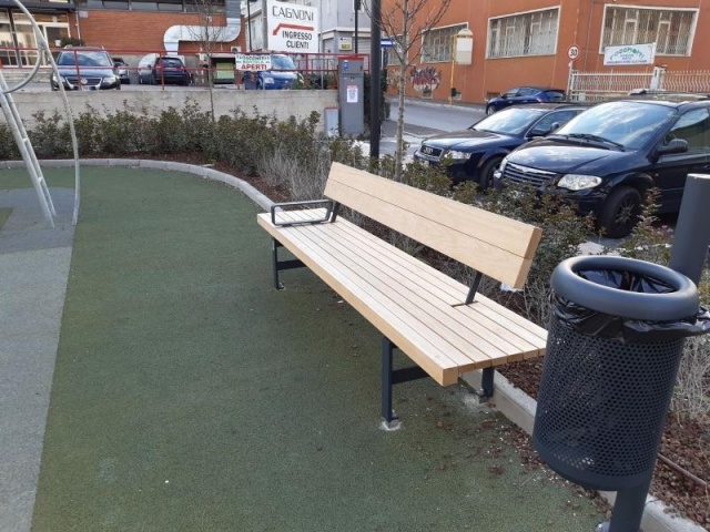 euroform w - Street furniture - Park bench wood in urban ambience - Park bench with backrest - Lineaflex