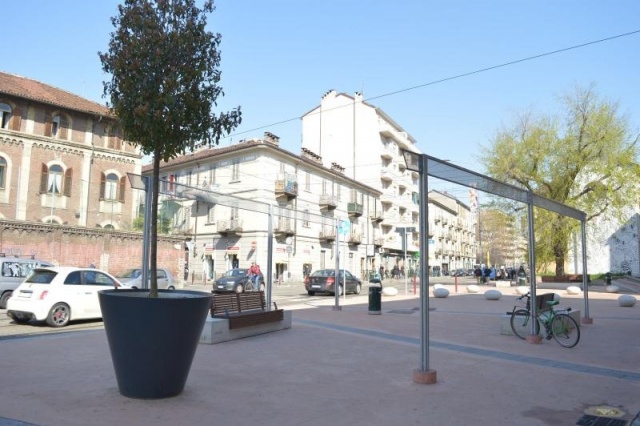 euroform w - arredo urbano - fioriera gigante in centro città - fioriera grande per piazze pubbliche