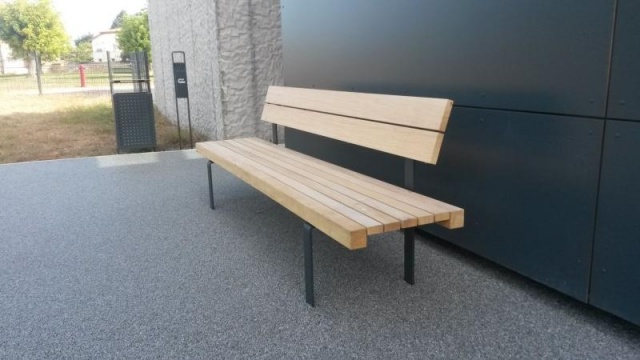 euroform w - urban furniture - parkbench wood at public square - seating - Lineaseduta light