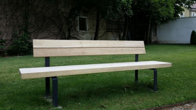 euroform w - urban furniture - parkbench wood at public square - seating - Lineaseduta light