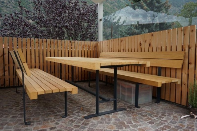 euroform w - nachhaltiges Stadtmobiliar - Parkbank Holz mit passendem Tisch für draußen - nachhaltige Sitzmöbel - Lineaseduta light