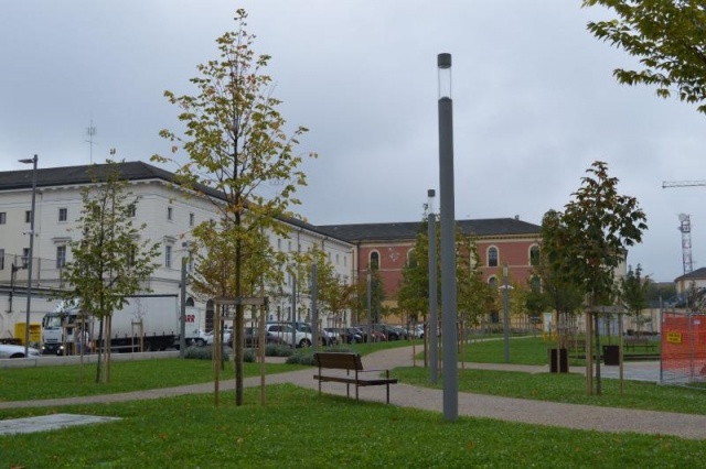 euroform w - urban furniture - parkbench wood at public square - seating - Lineaseduta light