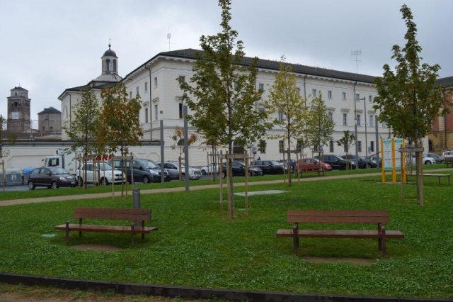 euroform w - urban furniture - parkbench wood at public square - seating - Lineaseduta light