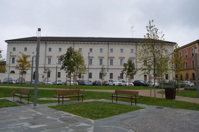 euroform w - urban furniture - parkbench wood at public square - seating - Lineaseduta light