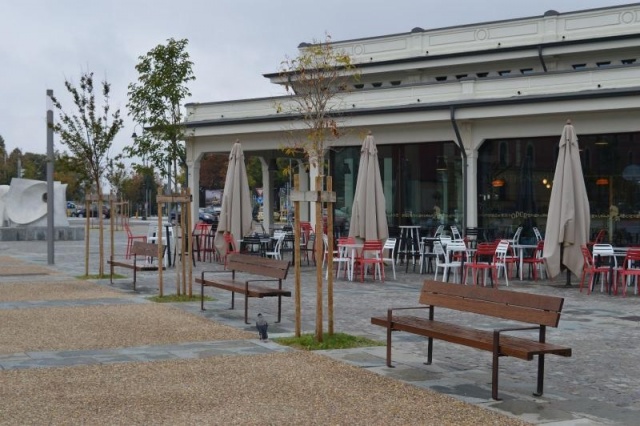 euroform w - urban furniture - parkbench wood at square with restaurants - seating - Lineaseduta light