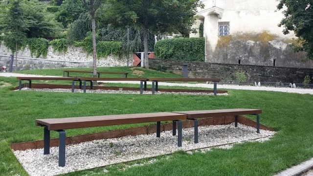 euroform w - urban furniture - park bench wood in garden - Lineasepanca light - seating