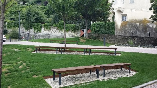 euroform w - urban furniture - park bench wood in garden - Lineasepanca light - seating
