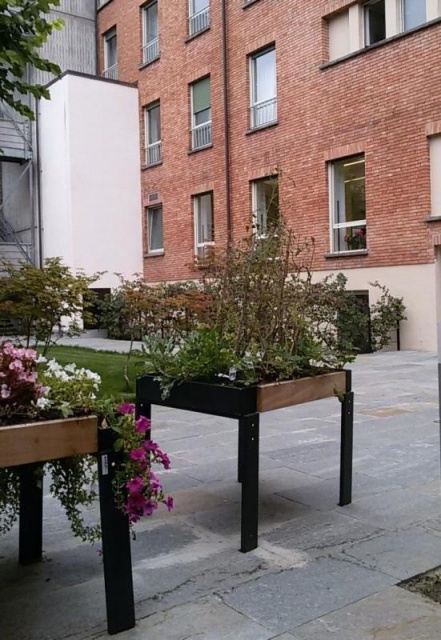 euroform w - Stadtmobiliar - therapeutische Pflanztische in Innenhof - Hochbeete mit Pflanzen und Blumen im Garten - urban gardening