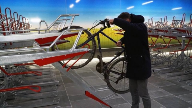 euroform w - arredo urbano - Klaver - velostazione con copertura - parcheggio bici a due livelli con biciclette indoor - ciclostazione - deposito bici