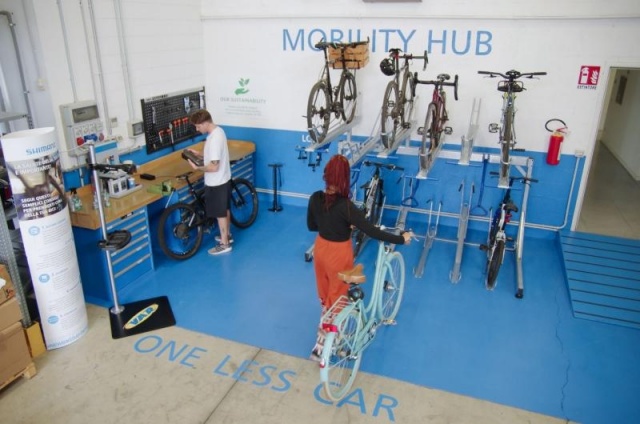 euroform w - arredo urbano - Klaver - velostazione indoor - parcheggio bici a due livelli con biciclette indoor - ciclostazione