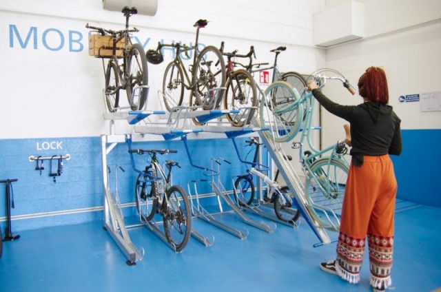 euroform w - arredo urbano - Klaver - velostazione indoor - parcheggio bici a due livelli con biciclette indoor - ciclostazione