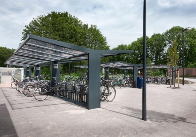 euroform w - Freiraummobiliar - Klaver - Fahrradüberdachung aus Stahl und Glas - Fahrradständer mit Fahrrädern auf öffentlichem Platz