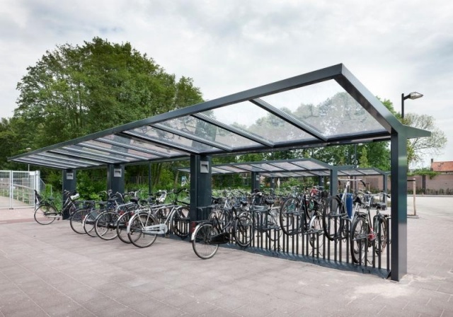 euroform w - arredo urbano - Klaver - Pensilina per biciclette in acciaio e vetro - Portabiciclette con biciclette sullo spazio pubblico