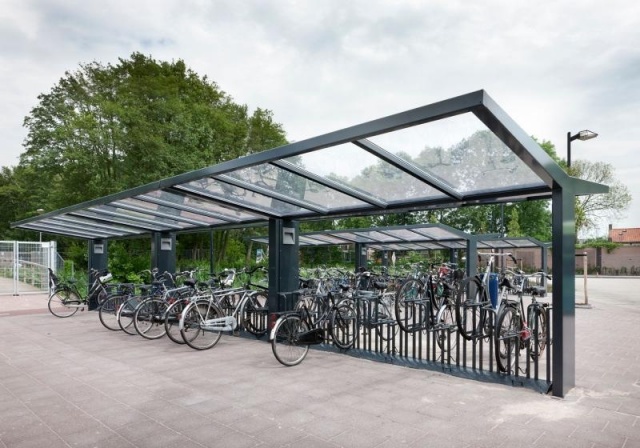 euroform w - Freiraummobiliar - Klaver - Fahrradüberdachung aus Stahl und Glas - Fahrradständer mit Fahrrädern auf öffentlichem Platz