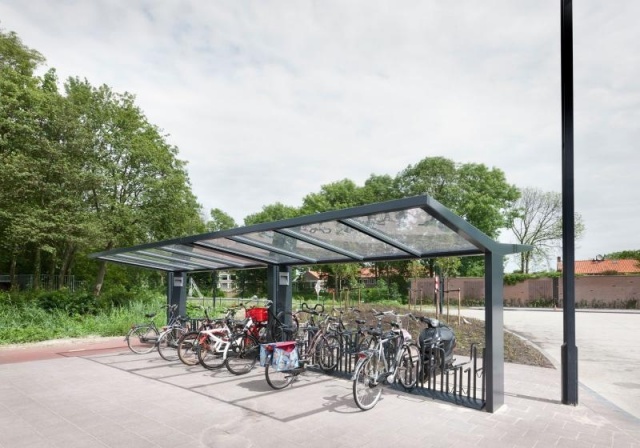 euroform w - arredo urbano - Klaver - Pensilina per biciclette in acciaio e vetro - Portabiciclette con biciclette sullo spazio pubblico