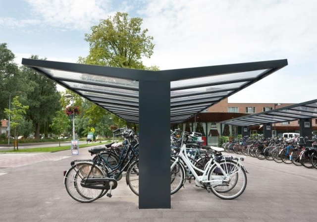 euroform w - Freiraummobiliar - Klaver - Fahrradüberdachung aus Stahl und Glas - Fahrradständer mit Fahrrädern auf öffentlichem Platz