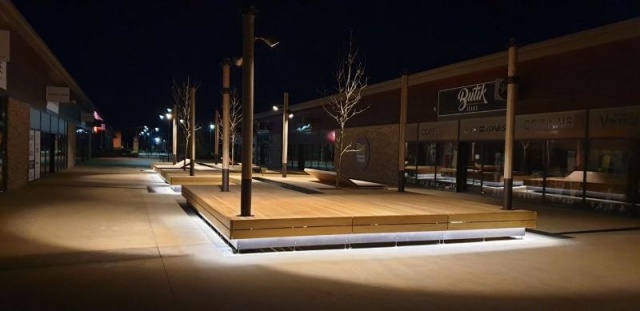 euroform w - arredo urbano sostenibile - isola di seduta nel centro commerciale - seduta modulare con tenda, alberi e acqua - sdraio in legno con ombra - panchina con illuminazione indiretta