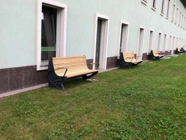 euroform w - urban furniture - parkbench for elderly - Bench for senior citizens in the garden of the senior citizens