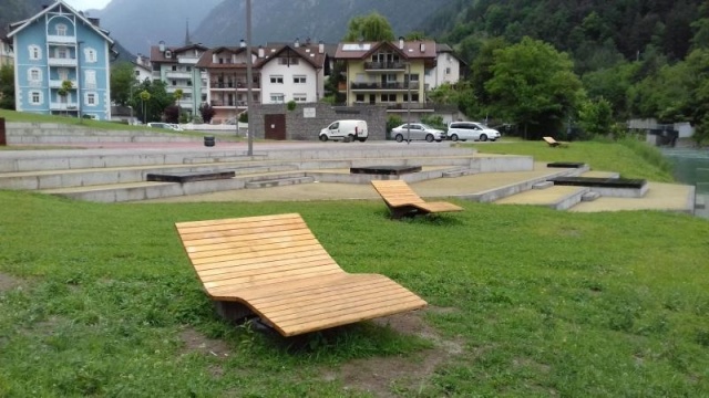 euroform w - Stadtmobiliar - Frau auf Sonnenliege am Meer - Chaise longue für draußen - Lounger an Seepromenade - Panorama