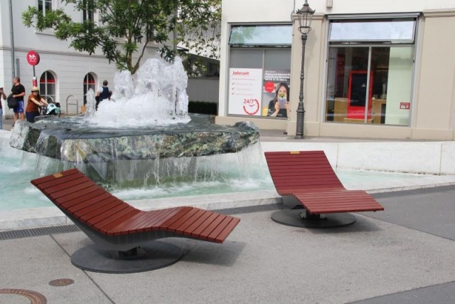 euroform w - Stadtmobiliar - Sonnenliege im Stadtzentrum bei Brunnen - Chaise longue für draußen - Lounger in Innenstadt - Panorama