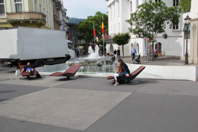 euroform w - Stadtmobiliar - Sonnenliege im Stadtzentrum bei Brunnen - Chaise longue für draußen - Lounger in Innenstadt - Panorama