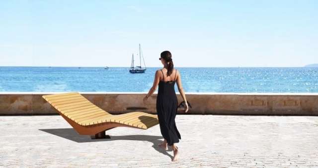 euroform w - Stadtmobiliar - Frau auf Sonnenliege am Meer - Chaise longue für draußen - Lounger an Seepromenade - Panorama