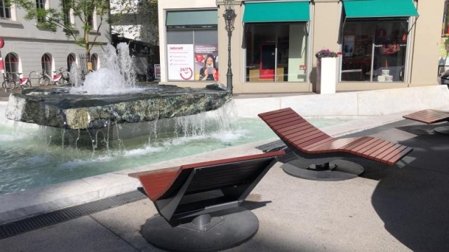 euroform w - Stadtmobiliar - Sonnenliege im Stadtzentrum bei Brunnen - Chaise longue für draußen - Lounger in Innenstadt - Panorama