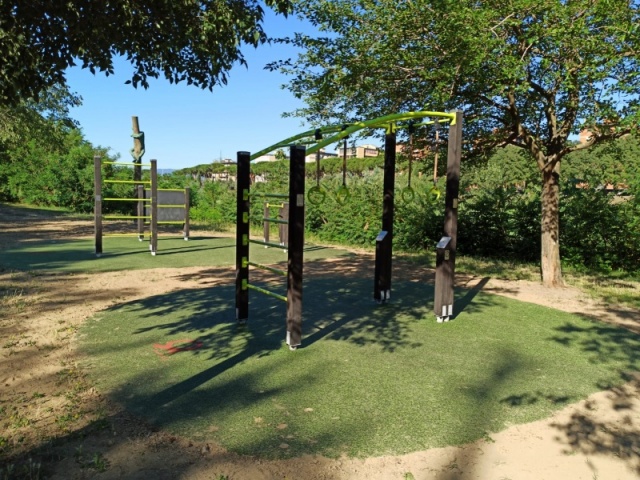 euroform w - Lappset - Sportgeräte - Fitnessgeräte entlang des Flusses - Calisthenics Anlage in öffentlichem Park - street workout entlang der Fahrradstrecke