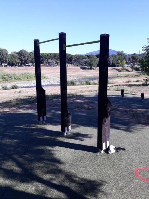 euroform w - Lappset - Sportgeräte - Fitnessgeräte entlang des Flusses - Calisthenics Anlage in öffentlichem Park - street workout entlang der Fahrradstrecke