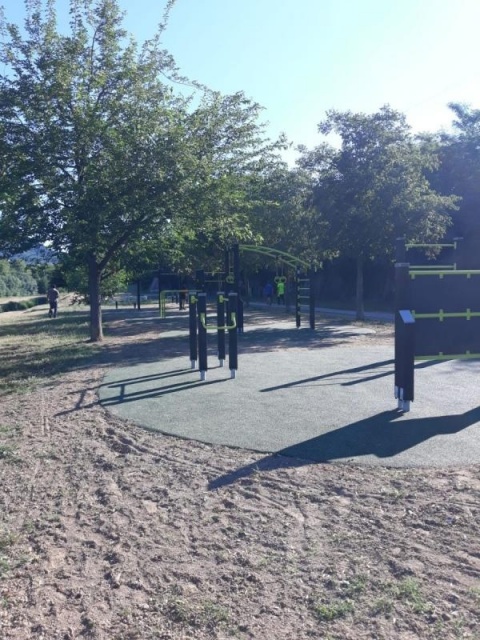 euroform w - Lappset - Sportgeräte - Fitnessgeräte entlang des Flusses - Calisthenics Anlage in öffentlichem Park - street workout entlang der Fahrradstrecke