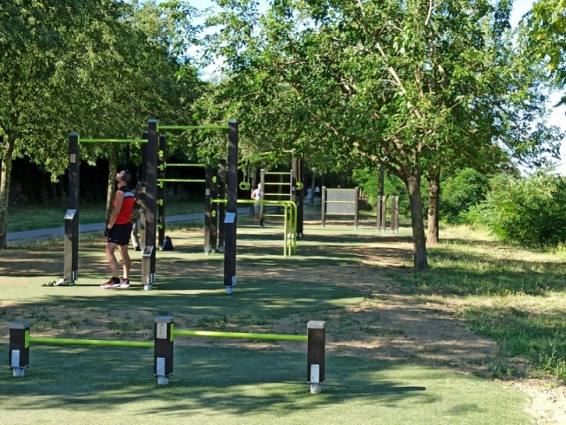 euroform w - Lappset - Sportgeräte - Fitnessgeräte entlang des Flusses - Calisthenics Anlage in öffentlichem Park - street workout entlang der Fahrradstrecke